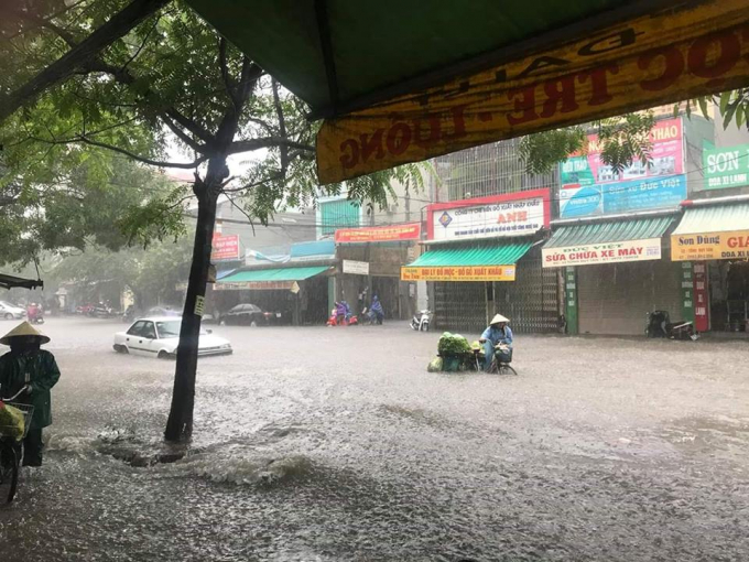 Thanh H&oacute;a: Sau trận mưa lớn, đường phố ngập lụt