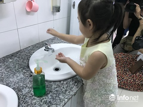 Hướng dẫn trẻ rửa tay trong trường mầm non