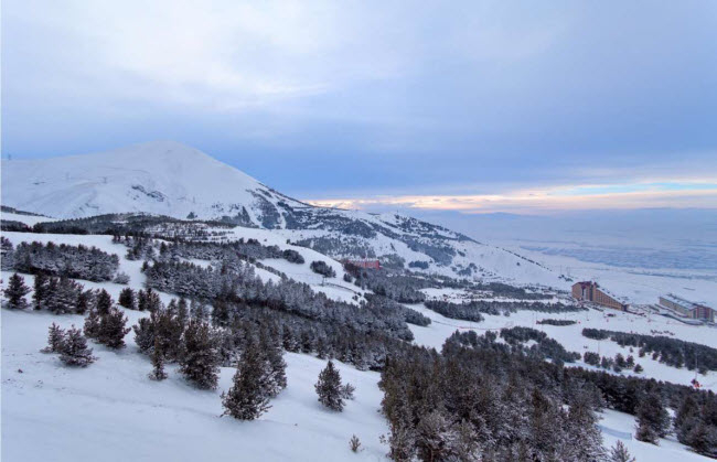 Erzurum, Thổ Nhĩ Kỳ: Nhiệt độ tại th&agrave;nh phố ở độ cao 384.000 m xuống chỉ c&ograve;n -7,8 độ C v&agrave;o th&aacute;ng 1. Đ&acirc;y l&agrave; thời điểm lạnh nhất trong năm.
