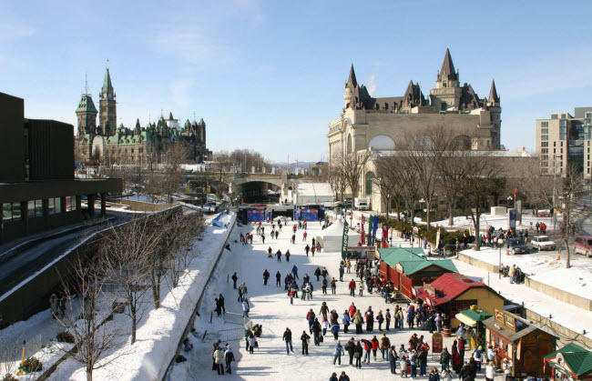 Ottawa, Canada: Th&agrave;nh phố thủ đ&ocirc; của Canada thường c&oacute; nhiệt độ trung b&igrave;nh v&agrave;o th&aacute;ng 1 chỉ -10,2 độ C. Người d&acirc;n địa phương thường trượt băng đi l&agrave;m v&agrave;o thời điểm n&agrave;y trong năm.