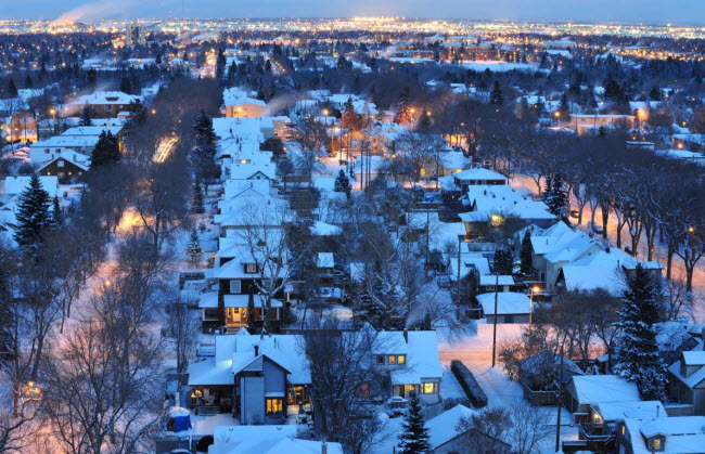 Edmonton, Canada: Th&agrave;nh phố Alberta nằm ở ph&iacute;a bắc của s&ocirc;ng North Saskatchewan v&agrave; c&oacute; nhiệt độ v&agrave;o m&ugrave;a đ&ocirc;ng khoảng -10,4 độ C.