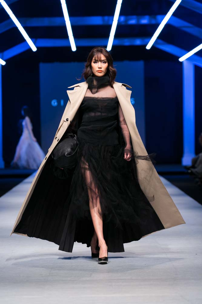 Si&ecirc;u mẫu Lan Khu&ecirc; diện đầm đen ki&ecirc;u kỳ l&agrave;m vedette tr&ecirc;n s&agrave;n diễn Vietnam International Fashion Week Thu Đ&ocirc;ng 2018