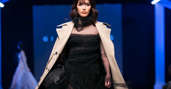 Siêu mẫu Lan Khuê diện đầm đen kiêu kỳ làm vedette trên sàn diễn Vietnam International Fashion Week Thu Đông 2018
