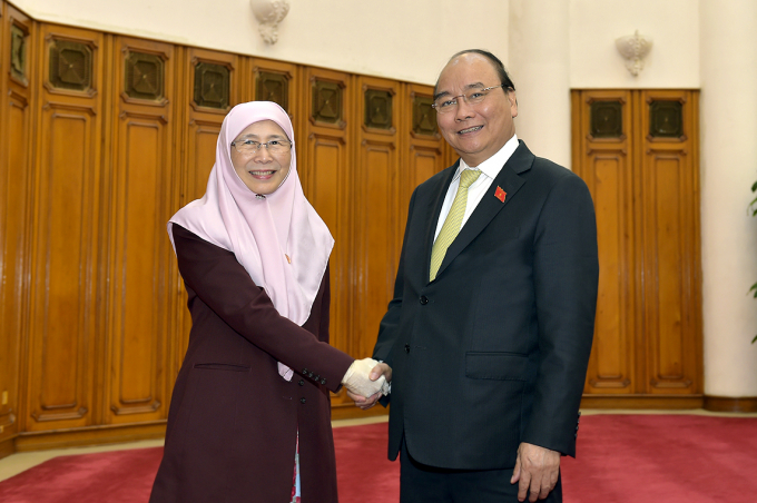 Thủ tướng Nguyễn Xu&acirc;n Ph&uacute;c tiếp Ph&oacute; Thủ tướng Malaysia Wan Azizah Wan Ismail nh&acirc;n dịp thăm ch&iacute;nh thức Việt Nam v&agrave; dự Hội nghị Bộ trưởng Phụ nữ ASEAN lần thứ ba. Ảnh: VGP