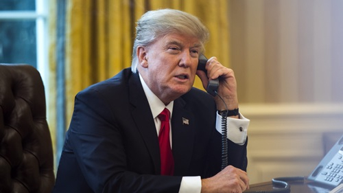 Tổng thống Trump trong một cuộc n&oacute;i chuyện điện thoại đầu năm nay. Ảnh:&nbsp;Reuters.