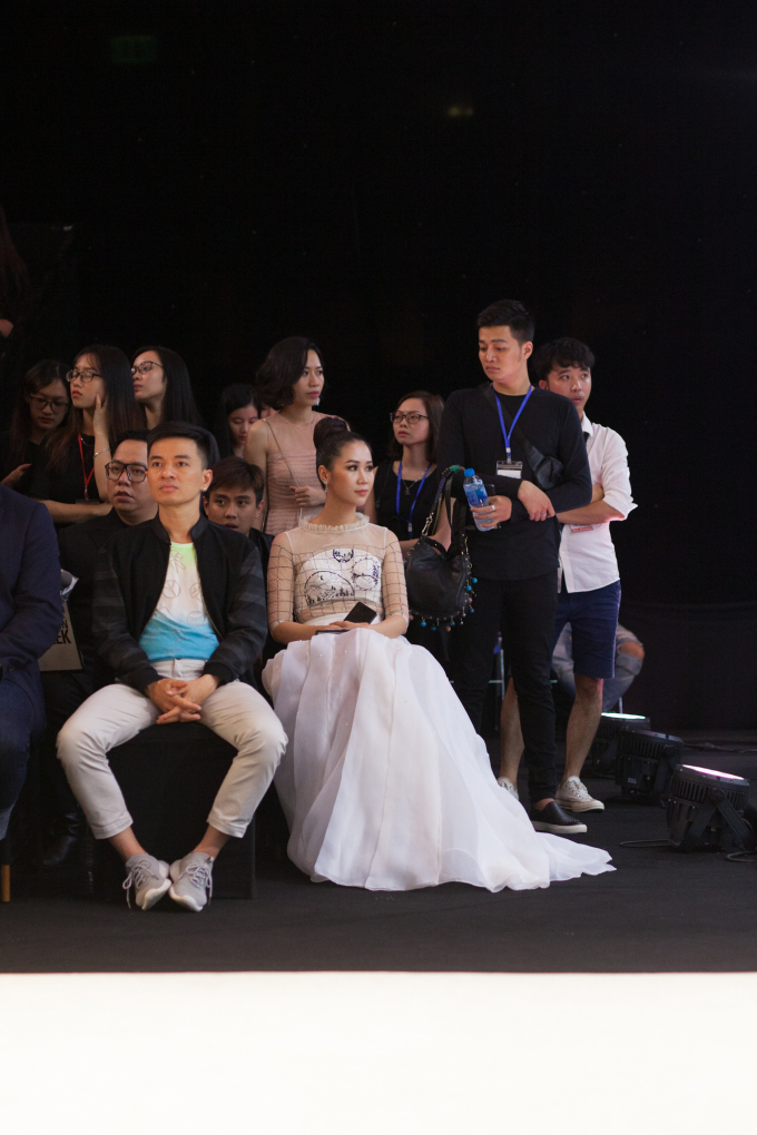 Dương Thuỳ Linh thay hai bộ đầm tại Vietnam International Fashion Week