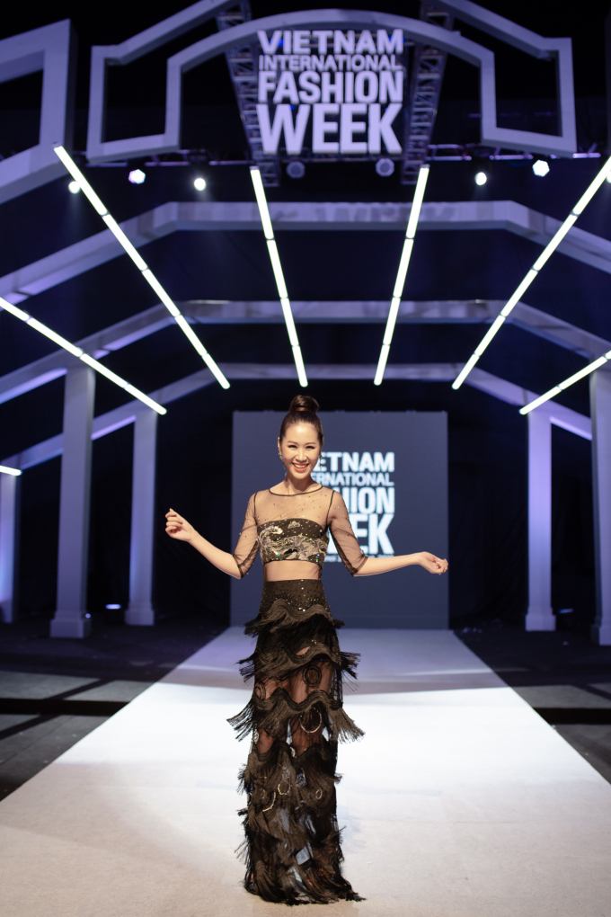 Dương Thuỳ Linh thay hai bộ đầm tại Vietnam International Fashion Week