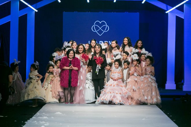 MC Ho&agrave;i Anh v&agrave; bản sao Bảo Anh chinh phục h&agrave;ng ng&agrave;n kh&aacute;n giả tại VIFW 2018