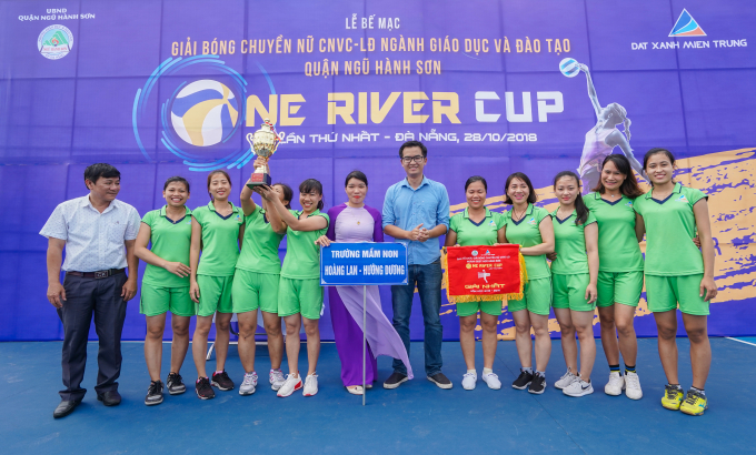 Giải b&oacute;ng chuyền nữ ng&agrave;nh gi&aacute;o dục quận Ngũ H&agrave;nh Sơn đ&atilde; chọn được đội đăng quang ng&ocirc;i v&ocirc; địch One River Cup 2018.