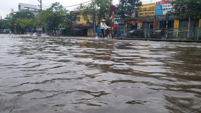 Đường L&yacute; B&ocirc;n, phường Tiền Phong, TP Th&aacute;i B&igrave;nh&nbsp; biến th&agrave;nh s&ocirc;ng sau mỗi trận mưa.