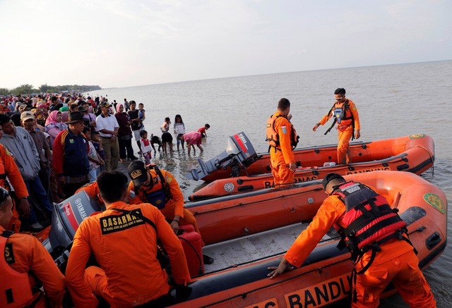 Lực lượng t&igrave;m kiếm cứu nạn vụ m&aacute;y bay rơi xuống biển tại Indonesia.