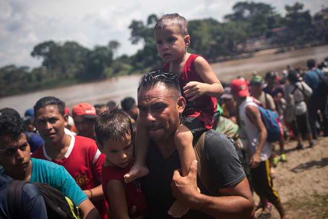 H&agrave;ng ngh&igrave;n người tị nạn vượt qua bi&ecirc;n giới Mexico tiến về Mỹ. (Ảnh: Reuters)