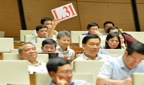 Đại biểu Quốc hội Đỗ Văn Sinh (Quảng Trị) giơ bảng đề nghị được ph&aacute;t biểu tranh luận tại Kỳ họp thứ 5, Quốc hội kh&oacute;a XIV.