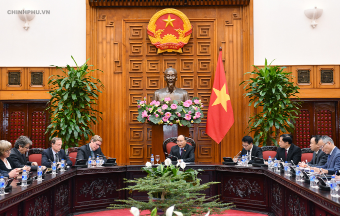Thủ tướng Nguyễn Xu&acirc;n Ph&uacute;c tiếp Đo&agrave;n Ủy ban nghề c&aacute;, Nghị viện ch&acirc;u &Acirc;u. Ảnh: VGP