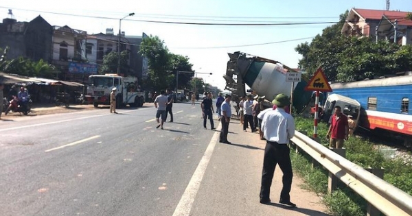 Bắc Giang: Xe trộn bê tông bị tàu húc bay do vượt ẩu