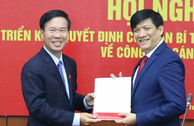 &Ocirc;ng Nguyễn Thanh Long (b&ecirc;n phải), Thứ trưởng Bộ Y tế được điều động, bổ nhiệm giữ chức Ph&oacute; Trưởng ban Tuy&ecirc;n gi&aacute;o Trung ương.