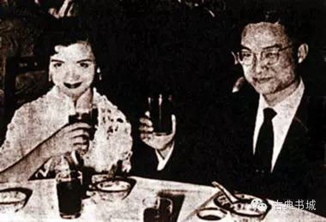 Kim Dung v&agrave; vợ hai Chu Mai.
