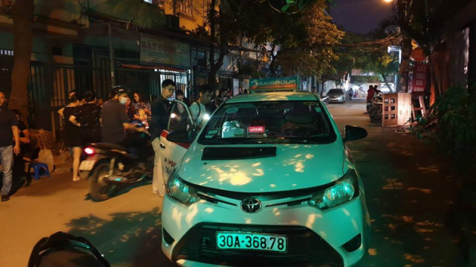 Chiếc xe taxi được&nbsp;c&ocirc;ng an phường Quan Hoa bảo vệ. (Ảnh: B&aacute;o Giao th&ocirc;ng)