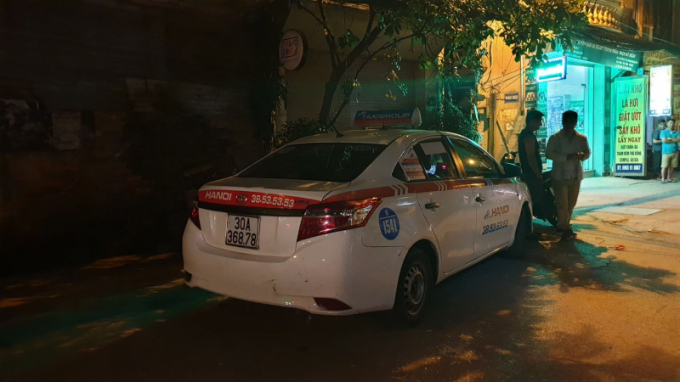 Hiện trường vụ t&agrave;i xế xe taxi bị bắn trước số nh&agrave; 23 Dương Quảng H&agrave;m, phường Quan Hoa, quận Cầu Giấy, H&agrave; Nội.