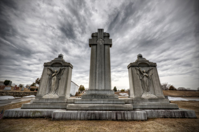 Nghĩa trang Precious Blood (Mỹ):&nbsp;Nằm tại Woonsocket, tiểu bang Rhode Island, Mỹ, nghĩa trang Precious Blood lu&ocirc;n l&agrave; nơi khiến nhiều người phải d&egrave; chừng v&igrave; những &acirc;m thanh gh&ecirc; rợn ph&aacute;t ra từ b&ecirc;n trong. Th&aacute;ng 8/1995, hai cơn &aacute;p thấp đ&atilde; khiến khu vực n&agrave;y hư hại ho&agrave;n to&agrave;n. Nhiều ng&ocirc;i mộ bật nắp v&agrave; cuốn nhiều x&aacute;c chết nổi lềnh bềnh tr&ecirc;n phố, thậm ch&iacute; c&ograve;n tr&ocirc;i ra biển. Ảnh:&nbsp;Frank Grace&nbsp;.