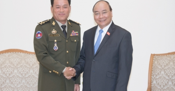 Thủ tướng tiếp Tổng Tư lệnh quân đội Hoàng gia Campuchia