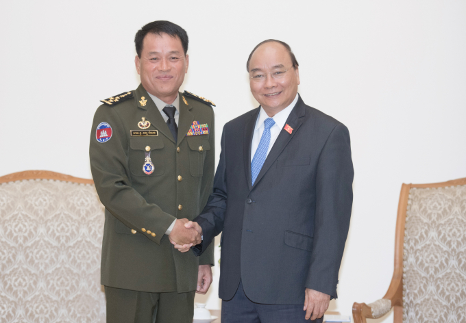 Thủ tướng Nguyễn Xu&acirc;n Ph&uacute;c tiếp Đo&agrave;n cấp cao Qu&acirc;n đội Ho&agrave;ng gia Campuchia,&nbsp;do Đại tướng Vong Pisen, Tổng Tư lệnh Qu&acirc;n đội Ho&agrave;ng gia Campuchia dẫn đầu. Ảnh: VGP
