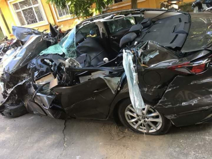 Chiếc xe con bị n&aacute;t b&eacute;t sau vụ tai nạn.
