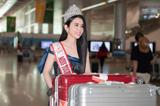 Huỳnh Vy đẹp rạng rỡ, đội vương miện Miss Tourism Queen Worldwide 2018 trở về nước