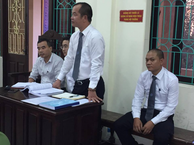 LS Phạm Quang Hưng (người đứng) c&ugrave;ng c&aacute;c luật sư đồng nghiệp tham gia bảo vệ cho bị c&aacute;o Trần Tho&aacute;t Hoan.