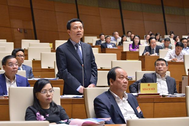 Bộ trưởng Bộ Th&ocirc;ng tin v&agrave; truyền th&ocirc;ng Nguyễn Mạnh H&ugrave;ng trả lời chất vấn tại Quốc hội.