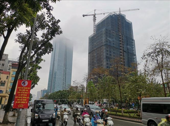 Các công trình đang xây dựng phát sinh bụi, mắt thường cũng không nhìn thấy nóc của Tòa nhà Lotte trên đường Đào Tấn, Liễu Giai. Ảnh: Thành Đạt/TTXVN