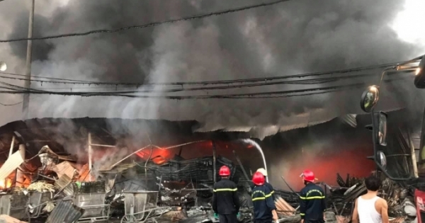 Thanh Hoá: Cháy chợ tạm Còng, hàng trăm ki-ốt bị thiêu rụi