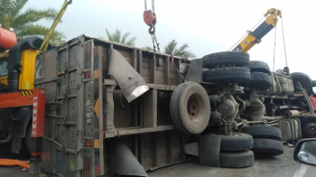 Hà Nội: Xe tải nổ lốp, hàng tấn gỗ đổ ra đường Võ Nguyên Giáp