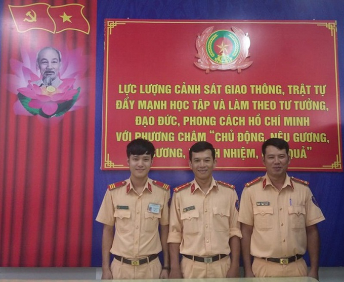 Từ phải qua: Thượng úy Phạm Văn Hạnh, Đại úy Trần Thanh Tuấn và Thượng sĩ Nguyễn Mạnh Cường. Ảnh: Cục CSGT