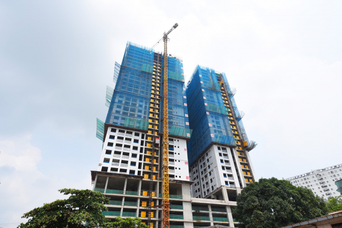Dự án Phú Đông Premier cao 35 tầng, đã thi công đến tầng 32, dự kiến cất nóc trong tháng 11/2019 và bàn giao cho khách hàng vào tháng 6/2020.