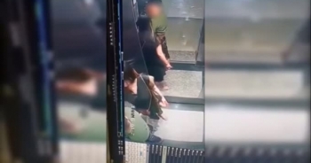 "Sôi máu" với clip người phụ nữ che chắn cho đàn ông tè bậy trong thang máy
