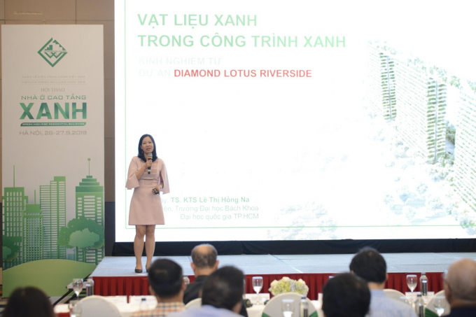 Giám đốc Trung tâm Nghiên cứu và Phát triển Sản phẩm Phuc Khang Corporation, TS. KTS Lê Thị Hồng Na trình bày bài tham luận.
