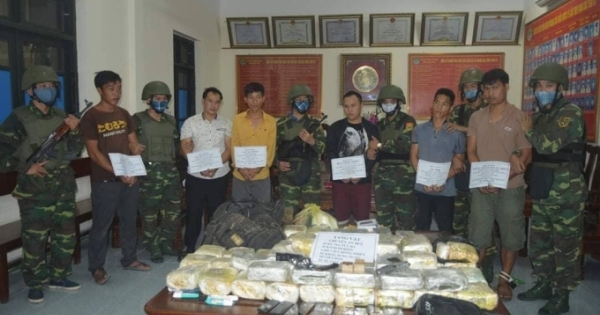 2 đối tượng người Lào trang bị súng, vận chuyển 30 bánh heroin, 45 kg ma túy đá