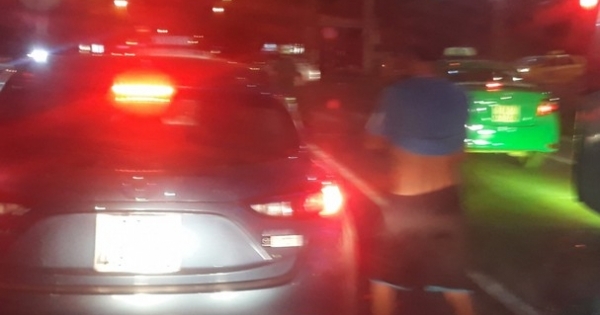 Nghệ An: Triệu tập nam thanh niên dừng ô tô tè bậy giữa đường
