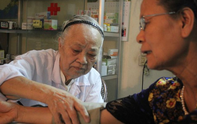 Vị bác sĩ U90- Trương Thị Hồi Tố đang ân cần khám cho bệnh nhân