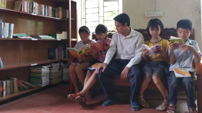 Anh Thiện và các em học sinh trong thư viện