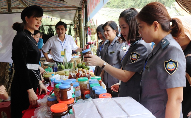 Đoàn kiểm tra, giám sát gian hàng ẩm thực của xã Thông Huề, huyện Trùng Khánh tại Lễ hội Du lịch Thác Bản Giốc năm 2019.