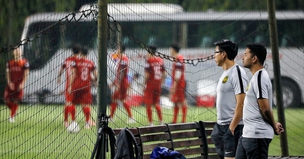 HLV Malaysia “liếc trộm” đội tuyển Việt Nam khi đối đầu trên sân tập