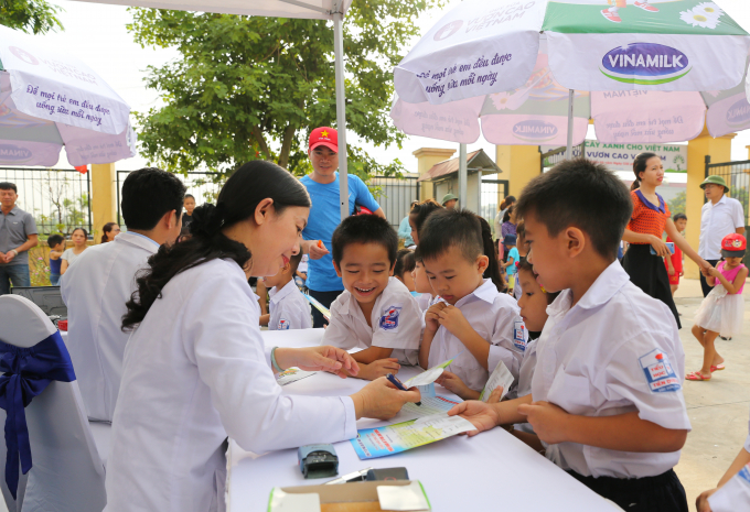 Tại chương trình, các em học sinh trường Tiểu học Tiên Dược B, Hà Nội được các Bác sĩ của Trung tâm Tư vấn Dinh dưỡng Vinamilk khám sức khỏe và tư vấn dinh dưỡng