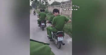 Nhóm người mặc sắc phục cảnh sát không mũ bảo hiểm, vi vu xe máy trên đường làng