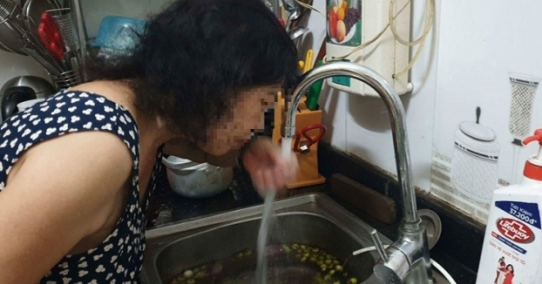 Hà Nội: Người dân lo lắng khi nước máy có mùi hôi và mùi hóa chất