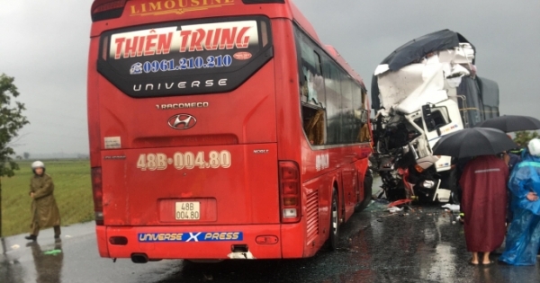 Nóng - Xe khách đối đầu xe tải, 11 người thương vong ở Nghệ An