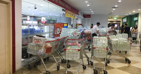 Hà Nội: Người dân "ùn ùn" đi mua nước đóng chai ở siêu thị