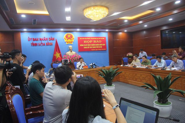 Quang cảnh buổi họp báo về sự cố nước sạch sông Đà bị nhiễm dầu thải chiều 17/10 (Ảnh: Nguyễn Trường).