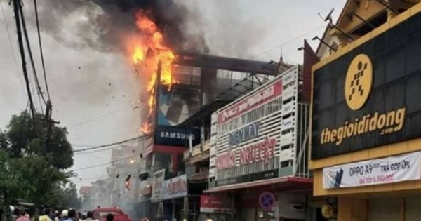 Cháy lớn tại một siêu thị điện máy ở Quảng Bình